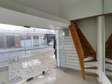 Loja situada na rua da rainha santa isabel, fátima