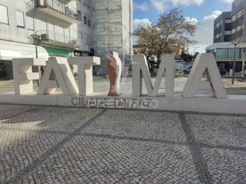 Loja situada na rua da rainha santa isabel, fátima
