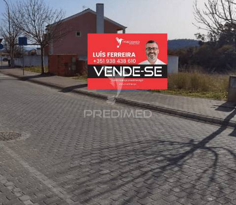 Lote de terreno urbano com 413,45 m2 em santarém