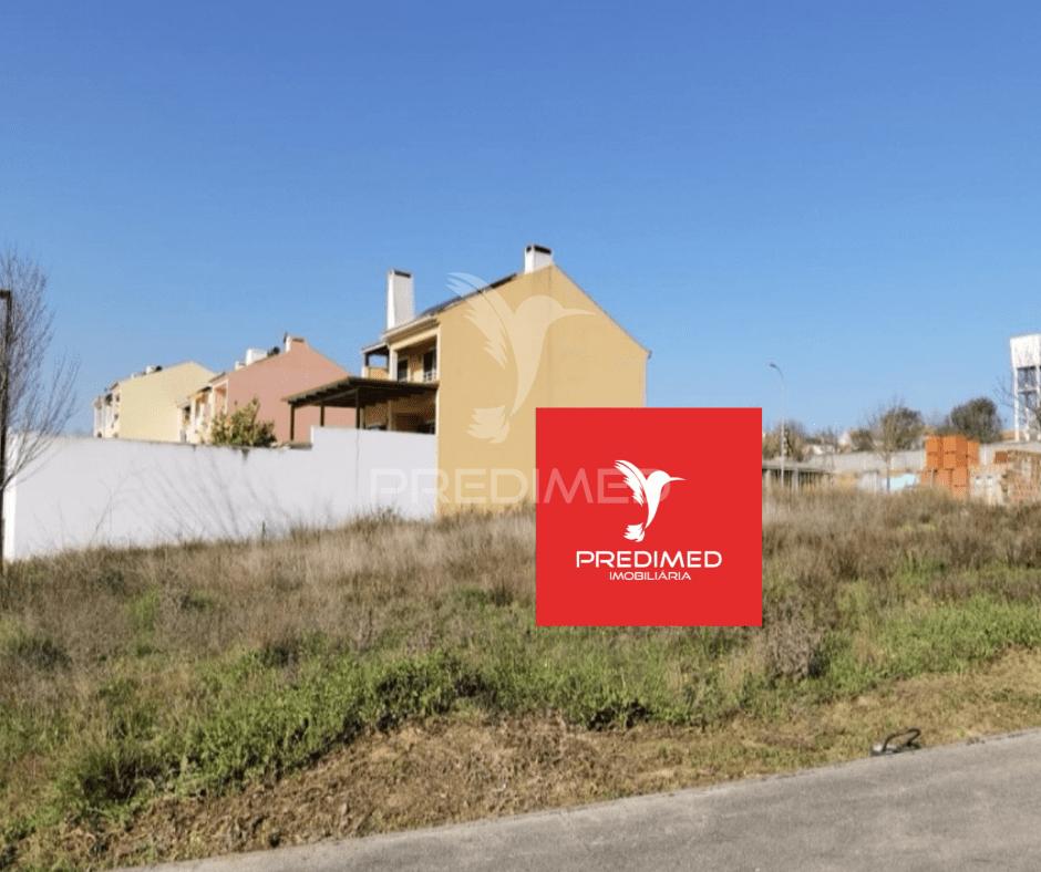 Lote de terreno urbano com 413,45 m2 em santarém