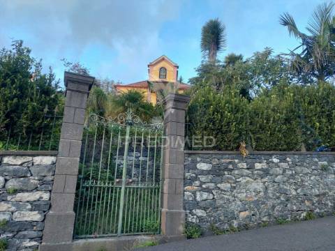 Ilha da madeira -  terreno com casa tradicional  /plot with a traditional house