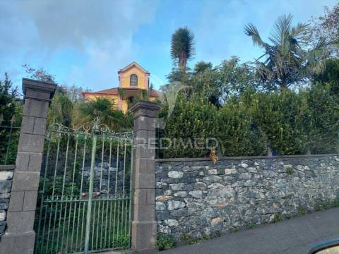 Ilha da madeira -  terreno com casa tradicional  /plot with a traditional house
