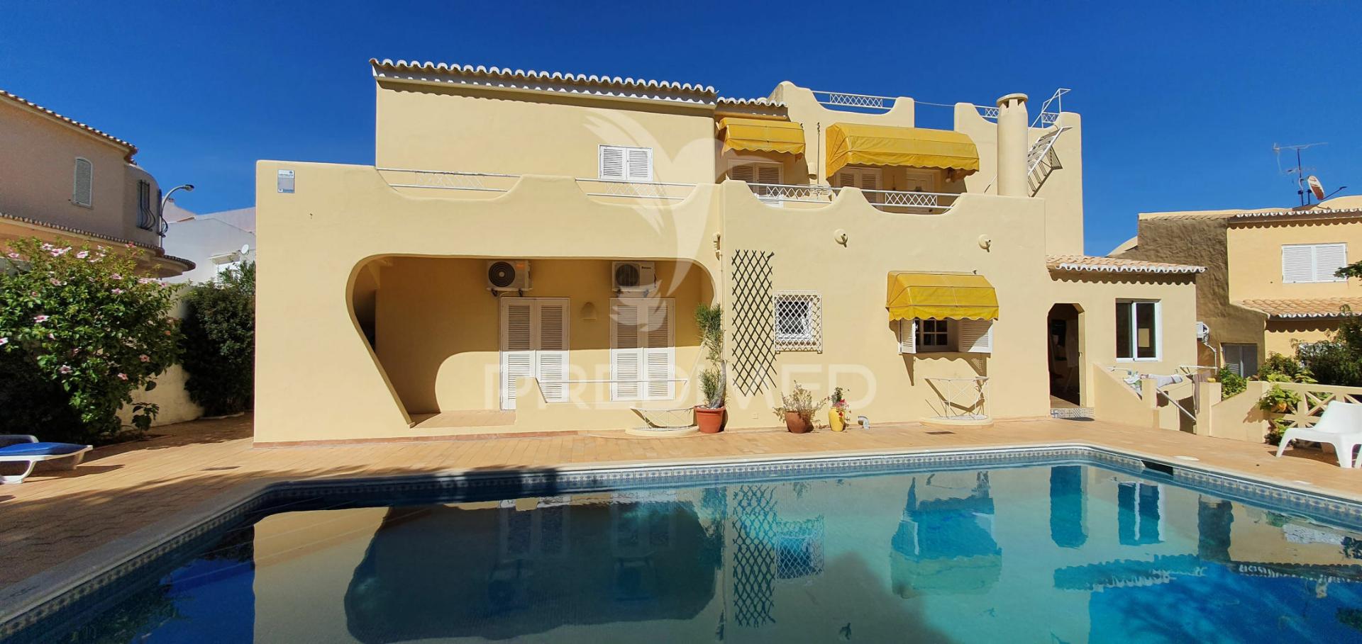 Moradia t4 + t2 + t2 + t1 + t1 + t1 c/piscina