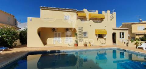 Moradia t4 + t2 + t2 + t1 + t1 + t1 c/piscina