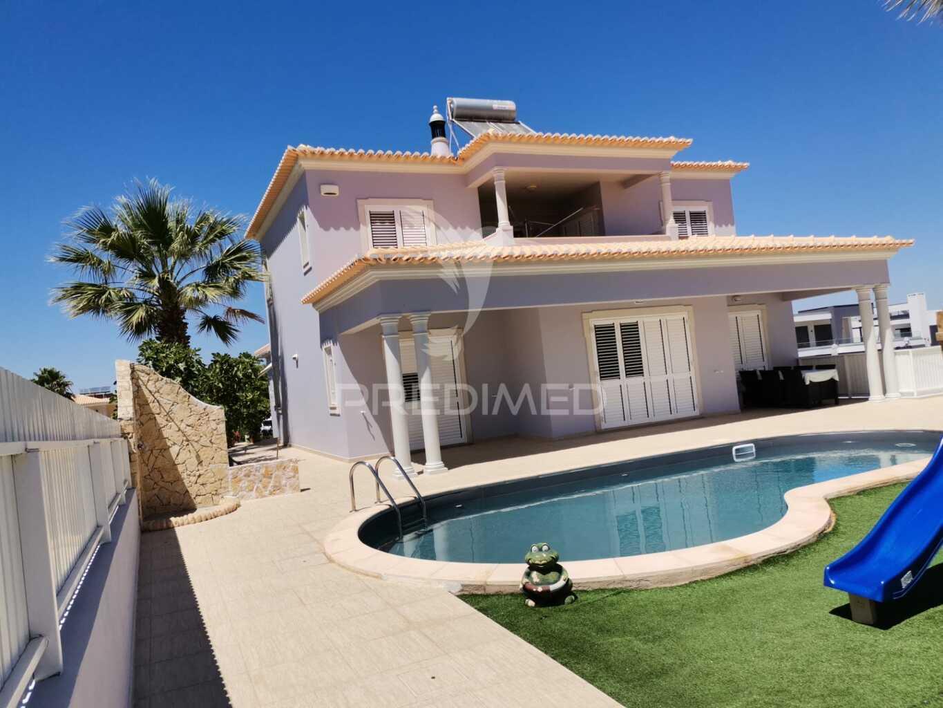 Moradia t3+1 com piscina e garagem em albufeira