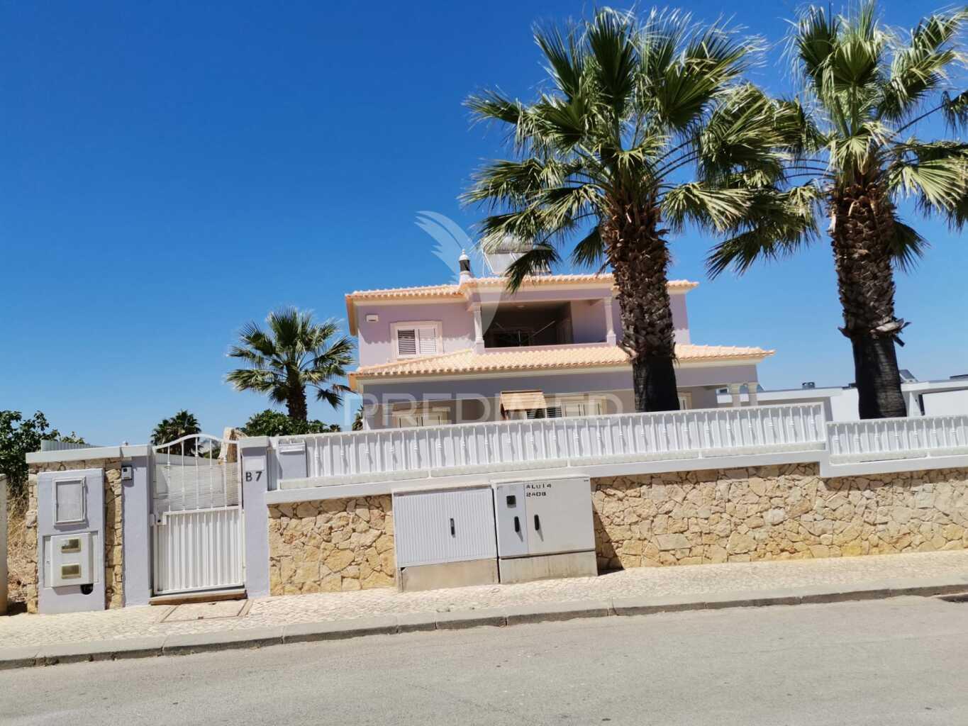 Moradia t3+1 com piscina e garagem em albufeira