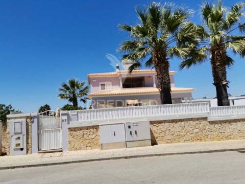 Moradia t3+1 com piscina e garagem em albufeira