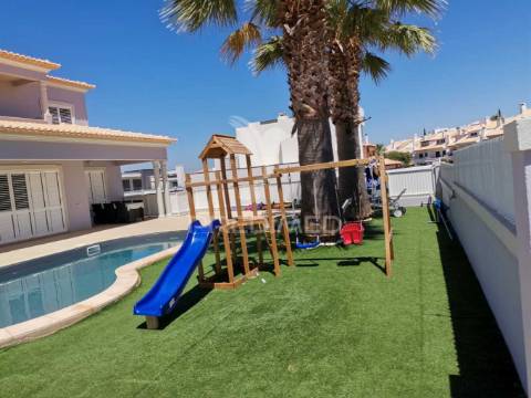 Moradia t3+1 com piscina e garagem em albufeira