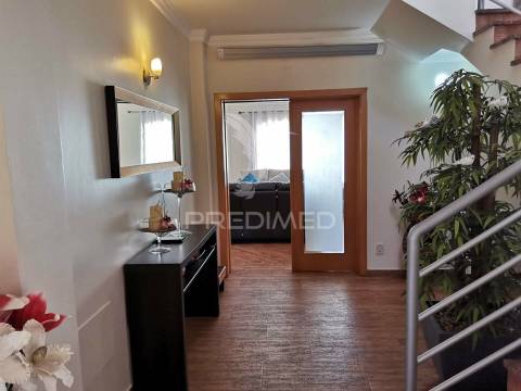 Moradia t3+1 com piscina e garagem em albufeira