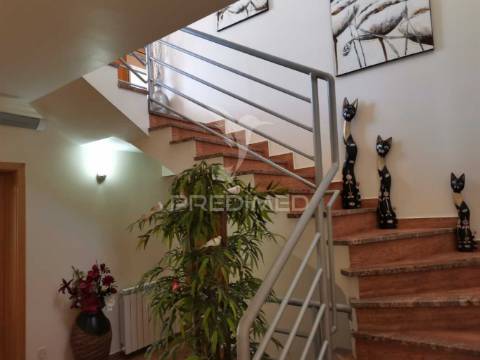 Moradia t3+1 com piscina e garagem em albufeira