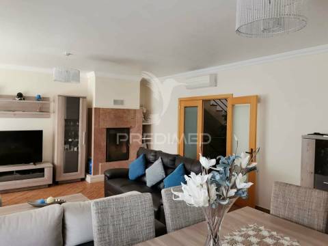 Moradia t3+1 com piscina e garagem em albufeira