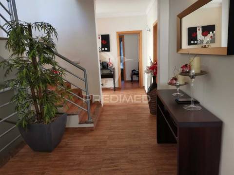 Moradia t3+1 com piscina e garagem em albufeira