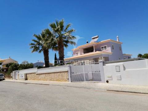 Moradia t3+1 com piscina e garagem em albufeira