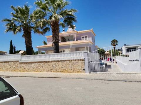 Moradia t3+1 com piscina e garagem em albufeira