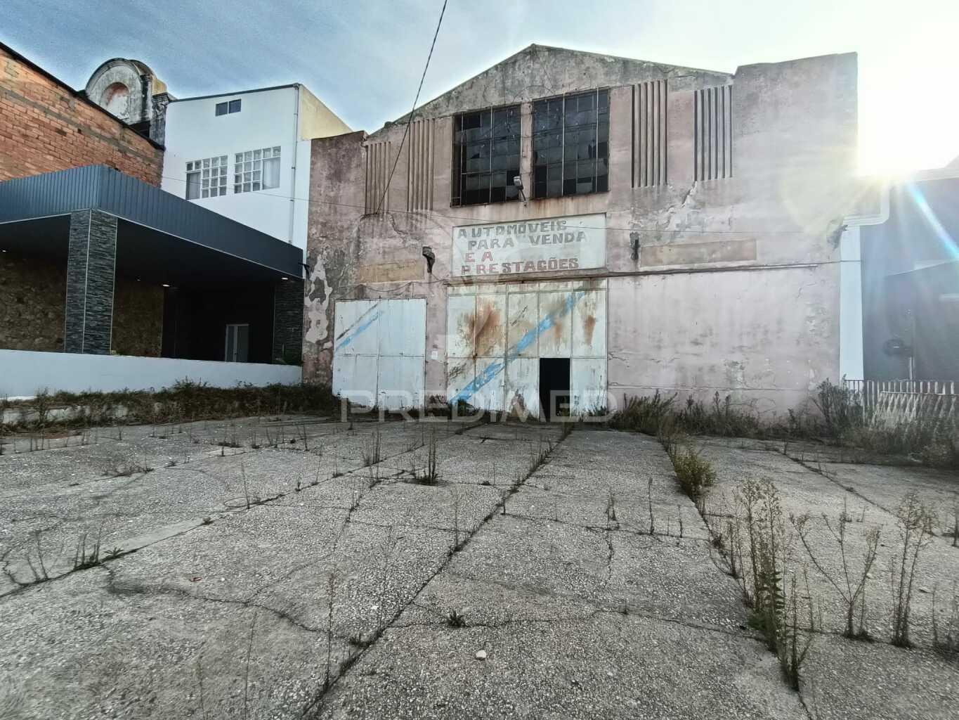 Pavilhão para armazém e atividade industrial no centro leiria