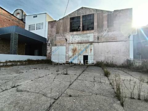 Pavilhão para armazém e atividade industrial no centro leiria