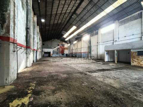 Pavilhão para armazém e atividade industrial no centro leiria