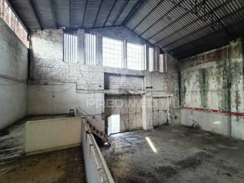 Pavilhão para armazém e atividade industrial no centro leiria
