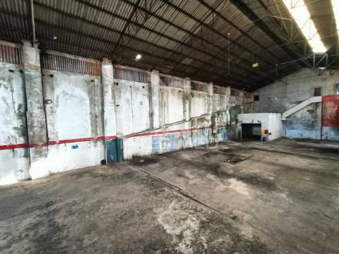 Pavilhão para armazém e atividade industrial no centro leiria