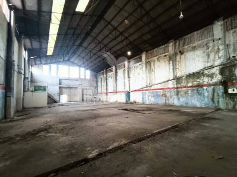 Pavilhão para armazém e atividade industrial no centro leiria