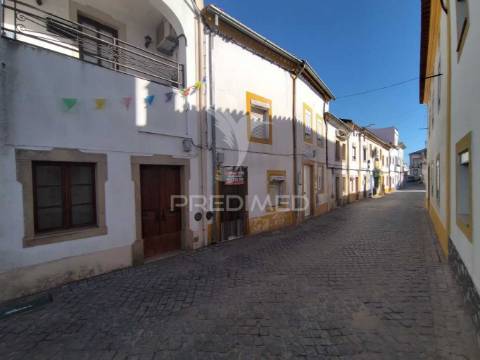 Casa antiga para recuperar em póvoa e meadas
