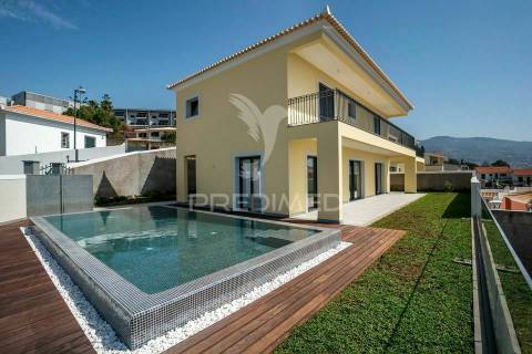 Moradia de luxo com piscina e vista mar