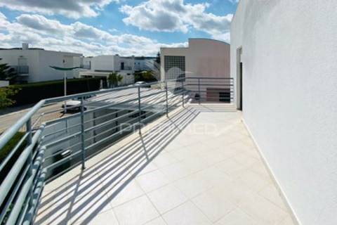 Moradia independente t3 - piscina - quinta do anjo - preço sob consulta