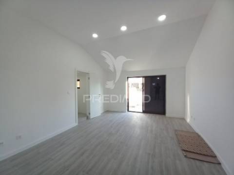 Apartamento duplex t3 com parqueamento - costa da caparica