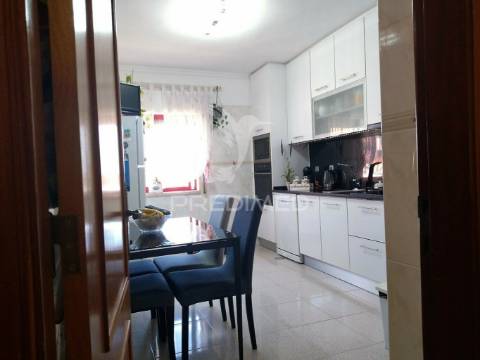 Amplo t3 c/ garagem em corroios