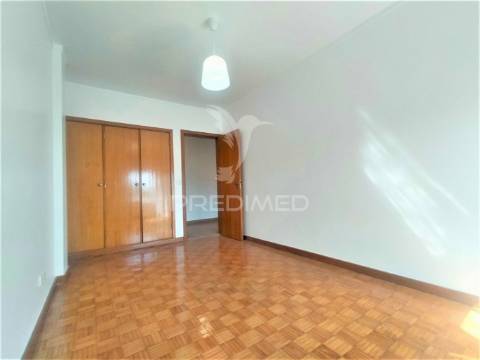 Apartamento t2 | com parqueamento  | alfragide