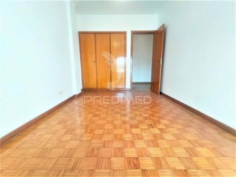 Apartamento t2 | com parqueamento  | alfragide