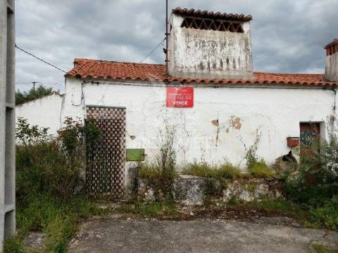 Casa antiga em aldeia do alentejo, margem- gavião