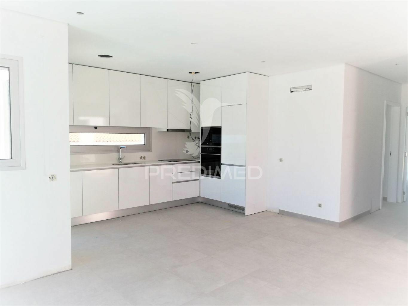 Apartamento t2 com 2 casas de banho - piscina, garagem e vista mar