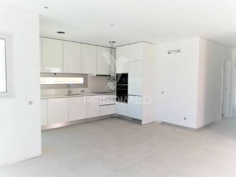 Apartamento t2 com 2 casas de banho - piscina, garagem e vista mar