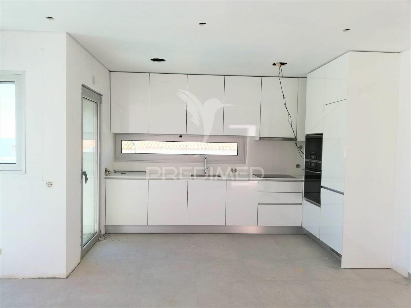Apartamento t2 com 2 casas de banho - piscina, garagem e vista mar