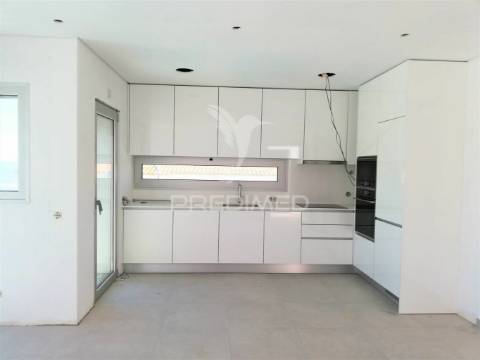Apartamento t2 com 2 casas de banho - piscina, garagem e vista mar