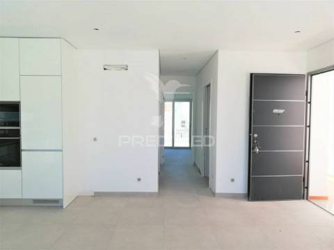 Apartamento t2 com 2 casas de banho - piscina, garagem e vista mar