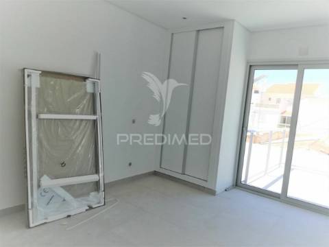 Apartamento t2 com 2 casas de banho - piscina, garagem e vista mar