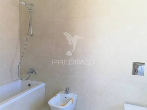 Apartamento t2 com 2 casas de banho - piscina, garagem e vista mar