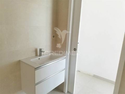 Apartamento t2 com 2 casas de banho - piscina, garagem e vista mar