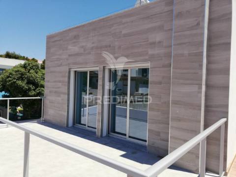 Apartamento t2 com 2 casas de banho - piscina, garagem e vista mar