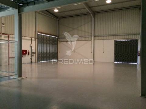 Oportunidade armazém 750m2 logradouro aeroporto  lisboa marl
