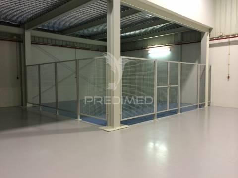 Oportunidade armazém 750m2 logradouro aeroporto  lisboa marl