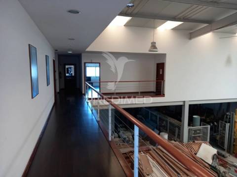 Oportunidade armazém 750m2 logradouro aeroporto  lisboa marl