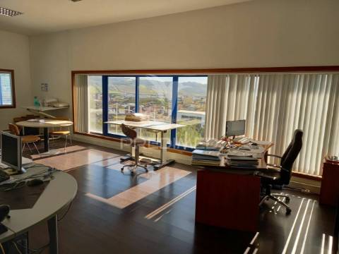 Oportunidade armazém 750m2 logradouro aeroporto  lisboa marl