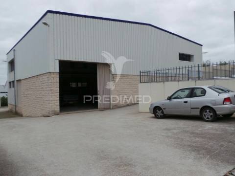 Oportunidade armazém 750m2 logradouro aeroporto  lisboa marl