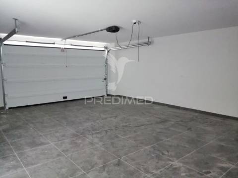 Moradia t4 com garagem e piscina em vale de milhaços