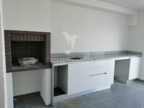 Moradia t4 com garagem e piscina em vale de milhaços