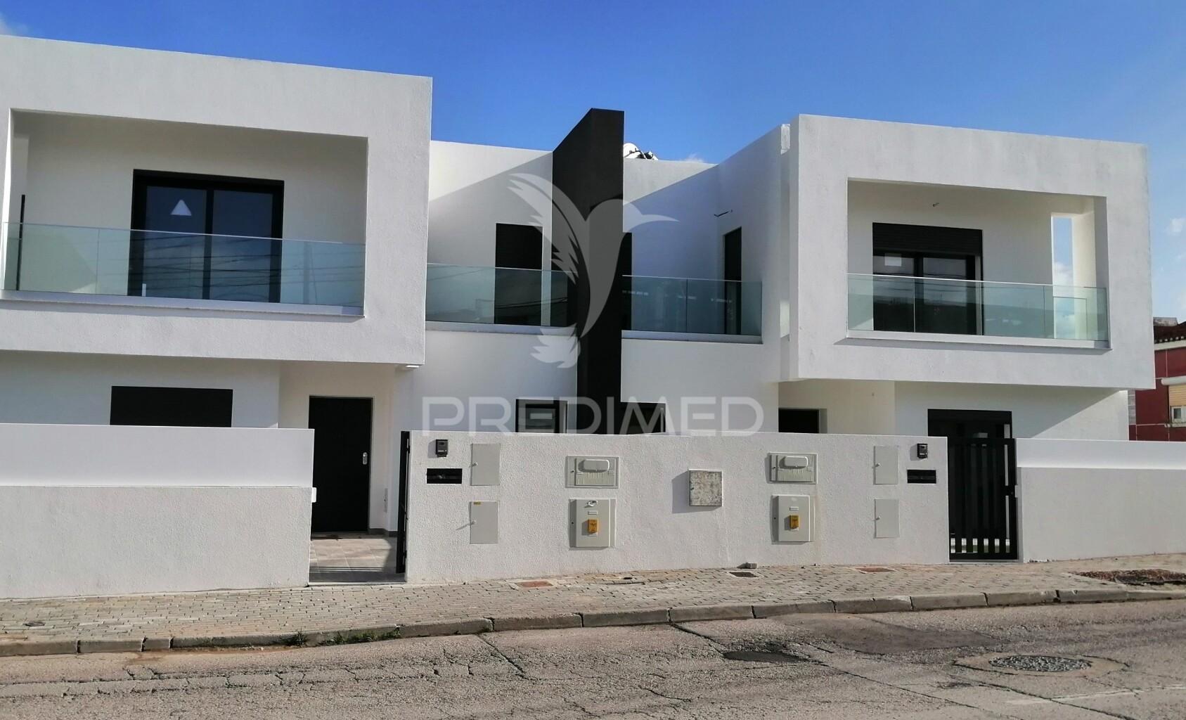 Moradia t4 com garagem e piscina em vale de milhaços