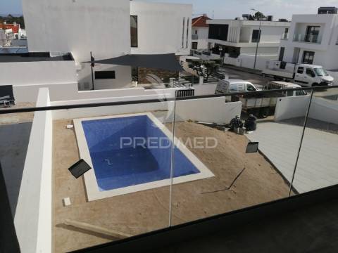 Moradia t4 com garagem e piscina em vale de milhaços